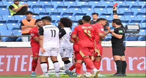 بصافرة مصرية.. يحيى جبران يسجل أول حالة طرد في البطولة العربية (فيديو)